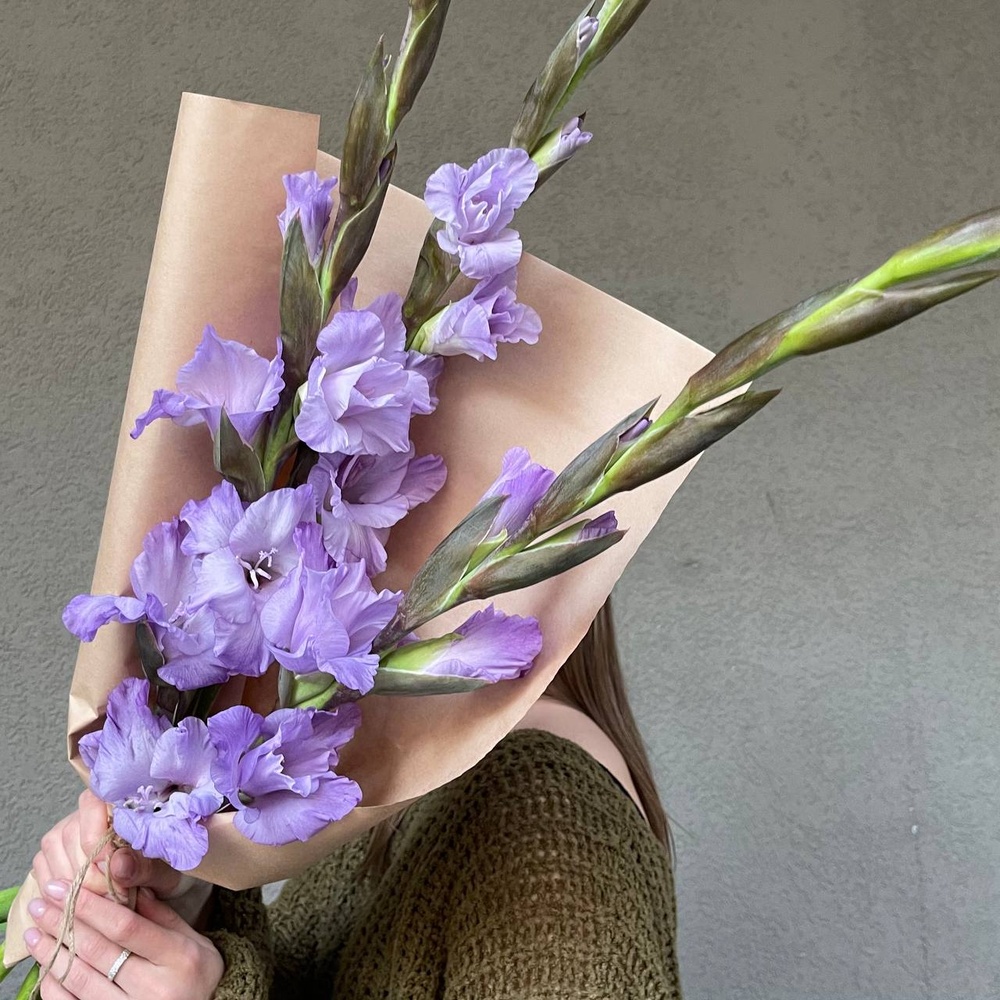 Аметистовый берег: 3 гладиолуса в крафте