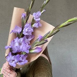 Аметистовый берег: 3 гладиолуса в крафте с доставкой в Санкт-Петербурге - Фотография 3