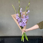 Аметистовый берег: 5 гладиолусов в крафте с доставкой в Санкт-Петербурге - Фотография 1