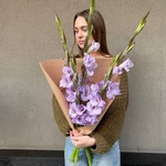 Аметистовый берег: 5 гладиолусов в крафте с доставкой в Санкт-Петербурге - Фотография 4