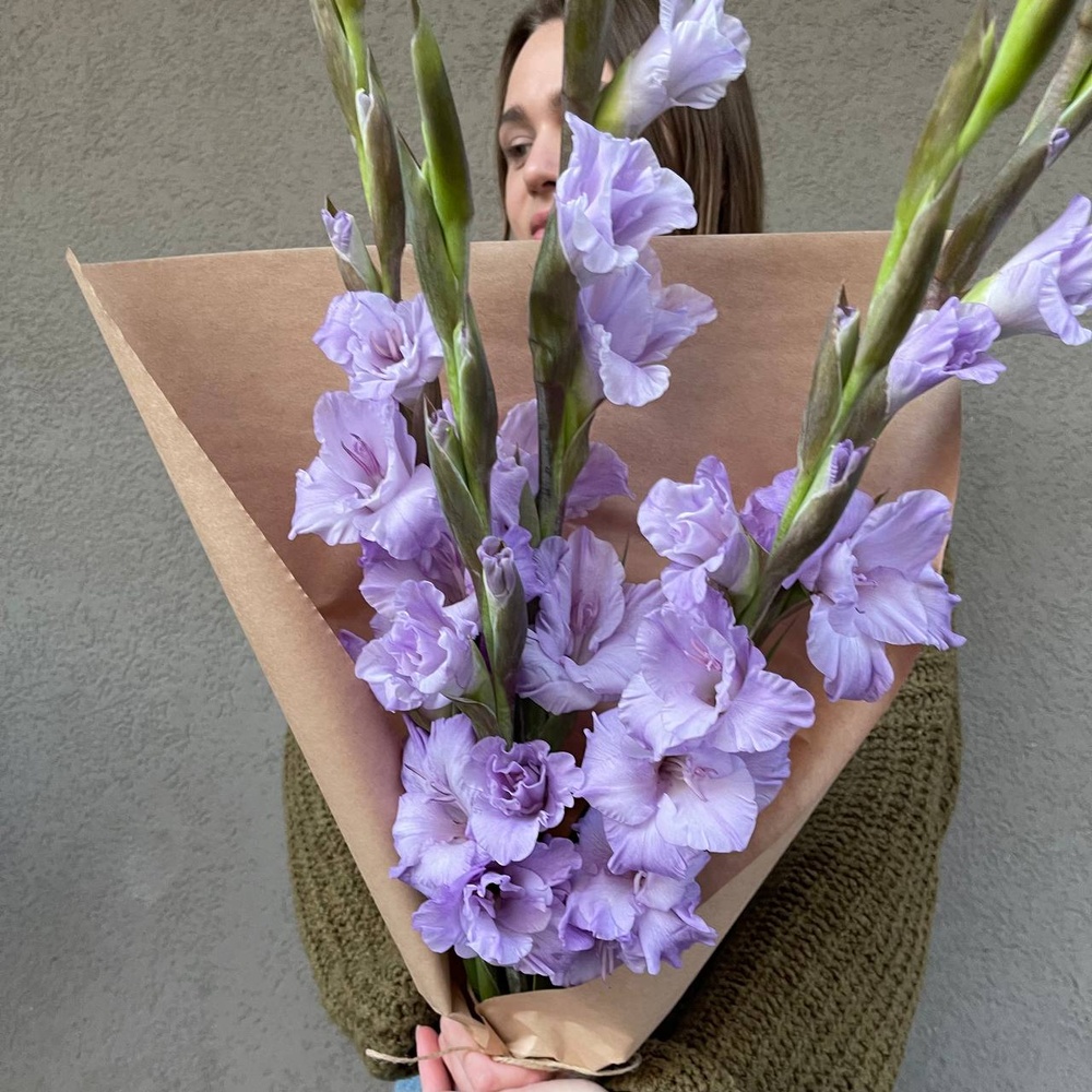 Аметистовый берег: 5 гладиолусов в крафте