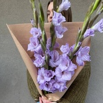 Аметистовый берег: 5 гладиолусов в крафте с доставкой в Санкт-Петербурге - Фотография 5