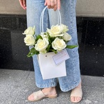 Секрет купидона: сумка с белыми розами с доставкой по СПб - Фотография 3 Секрет купидона: сумка с белыми розами с доставкой по СПб - Фотография 3