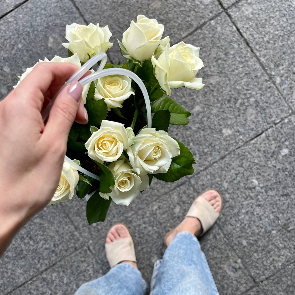 Секрет купидона: сумка с белыми розами