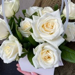 Секрет купидона: сумка с белыми розами с доставкой по СПб - Фотография 2 Секрет купидона: сумка с белыми розами с доставкой по СПб - Фотография 2