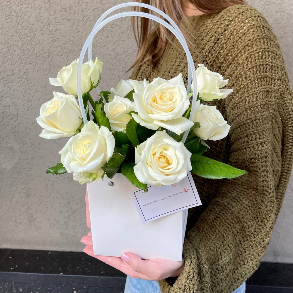 Секрет купидона: сумка с белыми розами