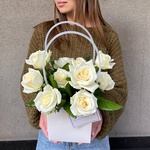 Секрет купидона: сумка с белыми розами с доставкой по СПб - Фотография 1 Секрет купидона: сумка с белыми розами с доставкой по СПб - Фотография 1