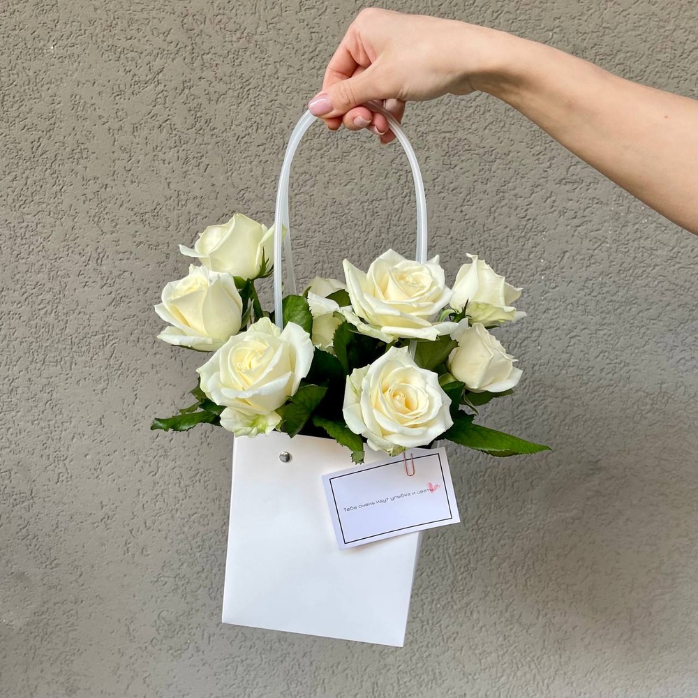 Секрет купидона: сумка с белыми розами