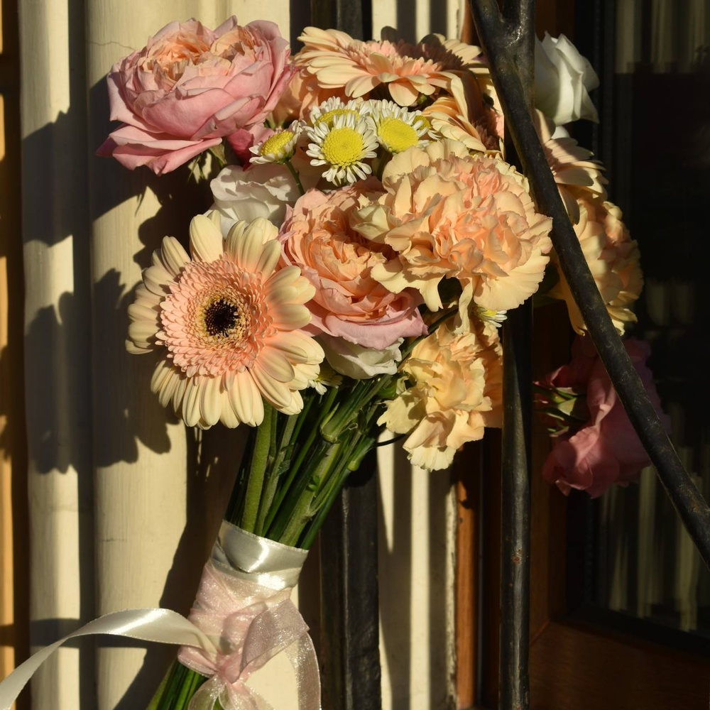 Закат на крыше: герберы, пионовидная роза Джульетта и кружевная гвоздика