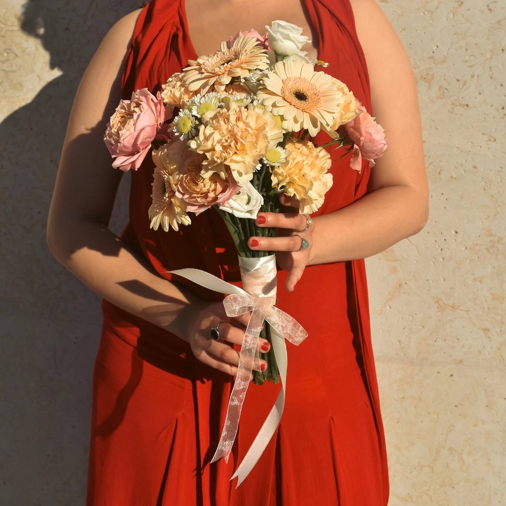 zakat-na-kryshe-gerbery-pionovidnaya-roza-dzhuletta-i-kruzhevnaya-gvozdika