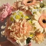 zakat-na-kryshe-gerbery-pionovidnaya-roza-dzhuletta-i-kruzhevnaya-gvozdika - Фотография 4