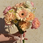 zakat-na-kryshe-gerbery-pionovidnaya-roza-dzhuletta-i-kruzhevnaya-gvozdika - Фотография 2