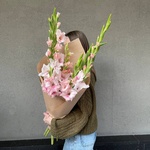 Робкое дыхание: нежные гладиолусы с доставкой в Санкт-Петербурге - Фотография 1