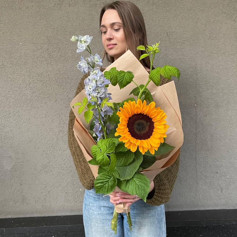 Лето у бабули: подсолнух и другие цветы