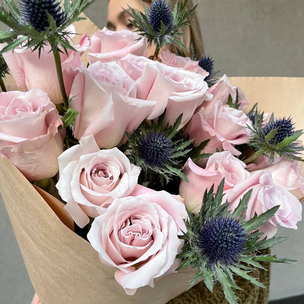 Бёдра испуганной нимфы: экзотический эрингиум и роза Фейт