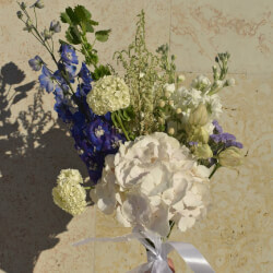 Букет «Дворцовые сплетни: гортензия, дельфиниум, молюцелла»