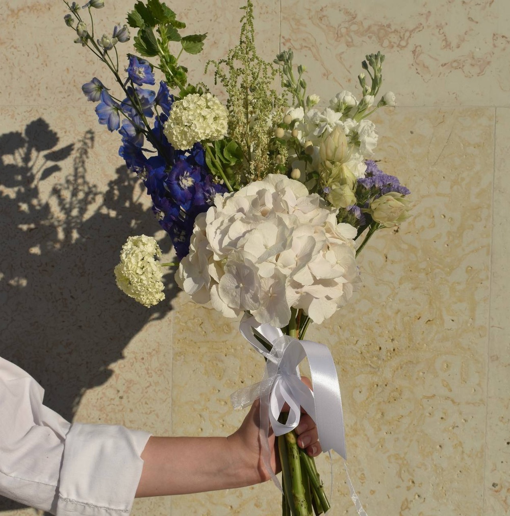 Дворцовые сплетни: гортензия, дельфиниум, молюцелла