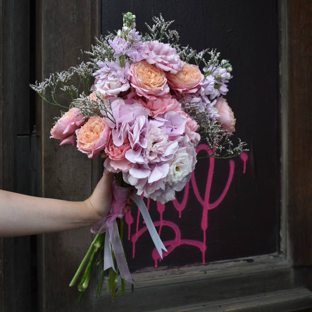 potseluev-most-gortenziya-eustoma-mattiola