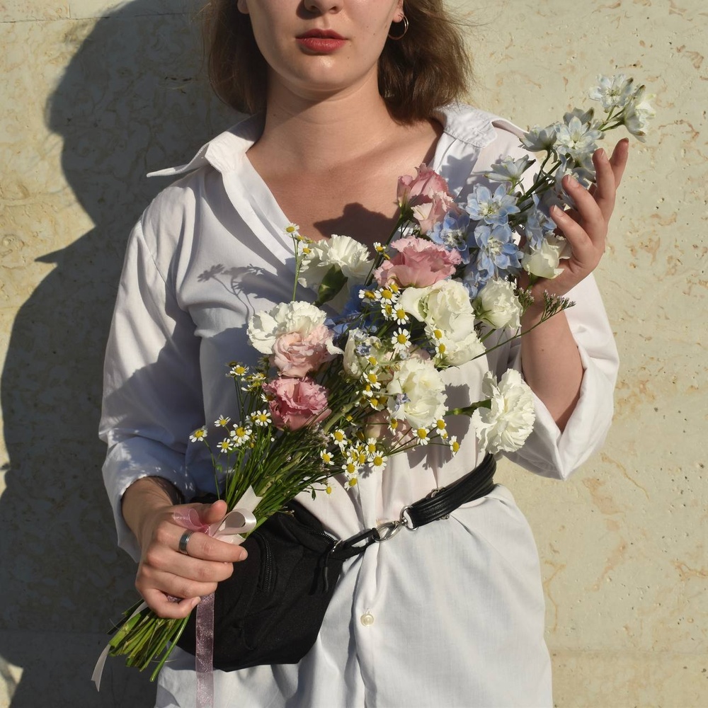 promenad-po-griboedova-delfinium-eustoma-matrikariya