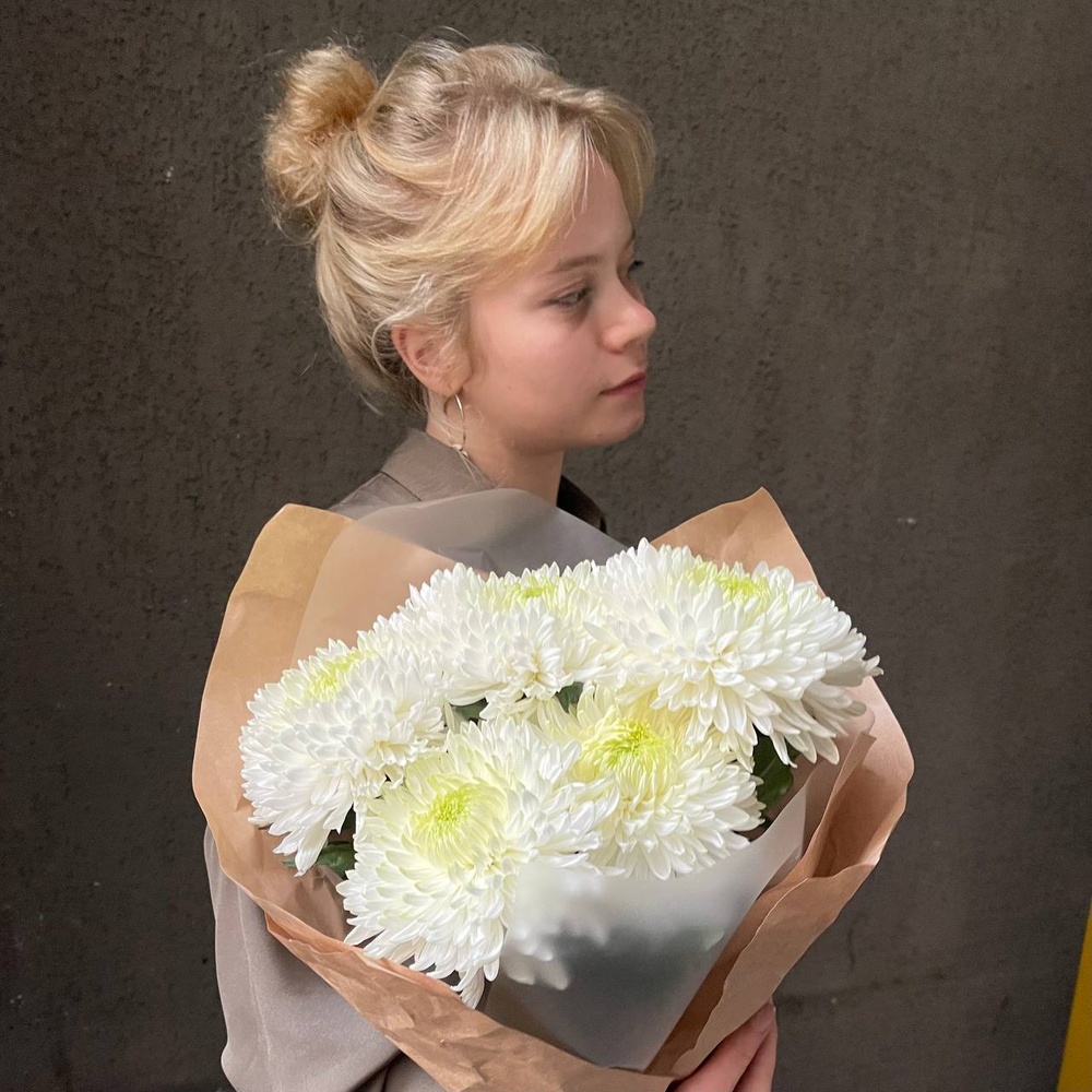 Белые ночи: 5 стойких хризантем в крафте