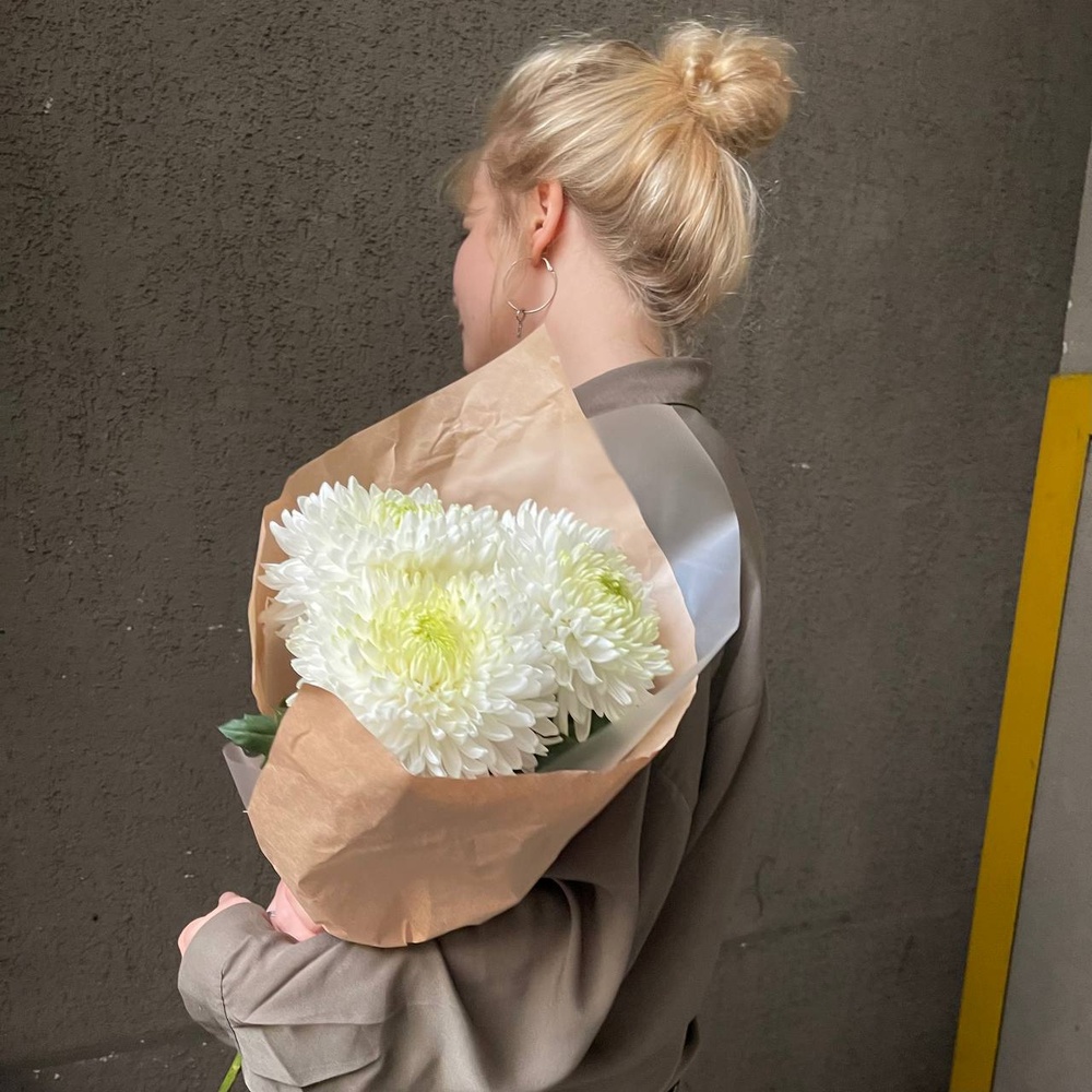 Белые ночи: 3 стойких хризантем в крафте