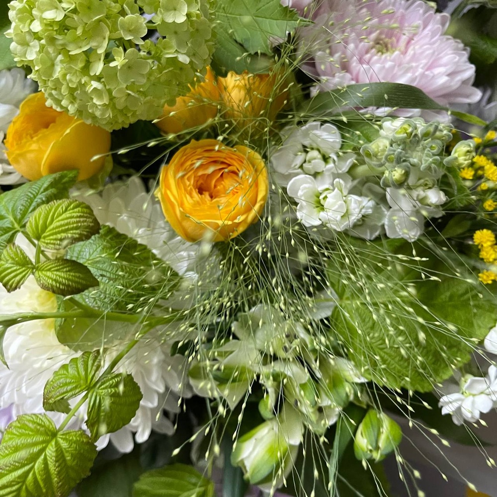 Собран в саду: стойкие хризантемы, пионовидная роза и другие цветы