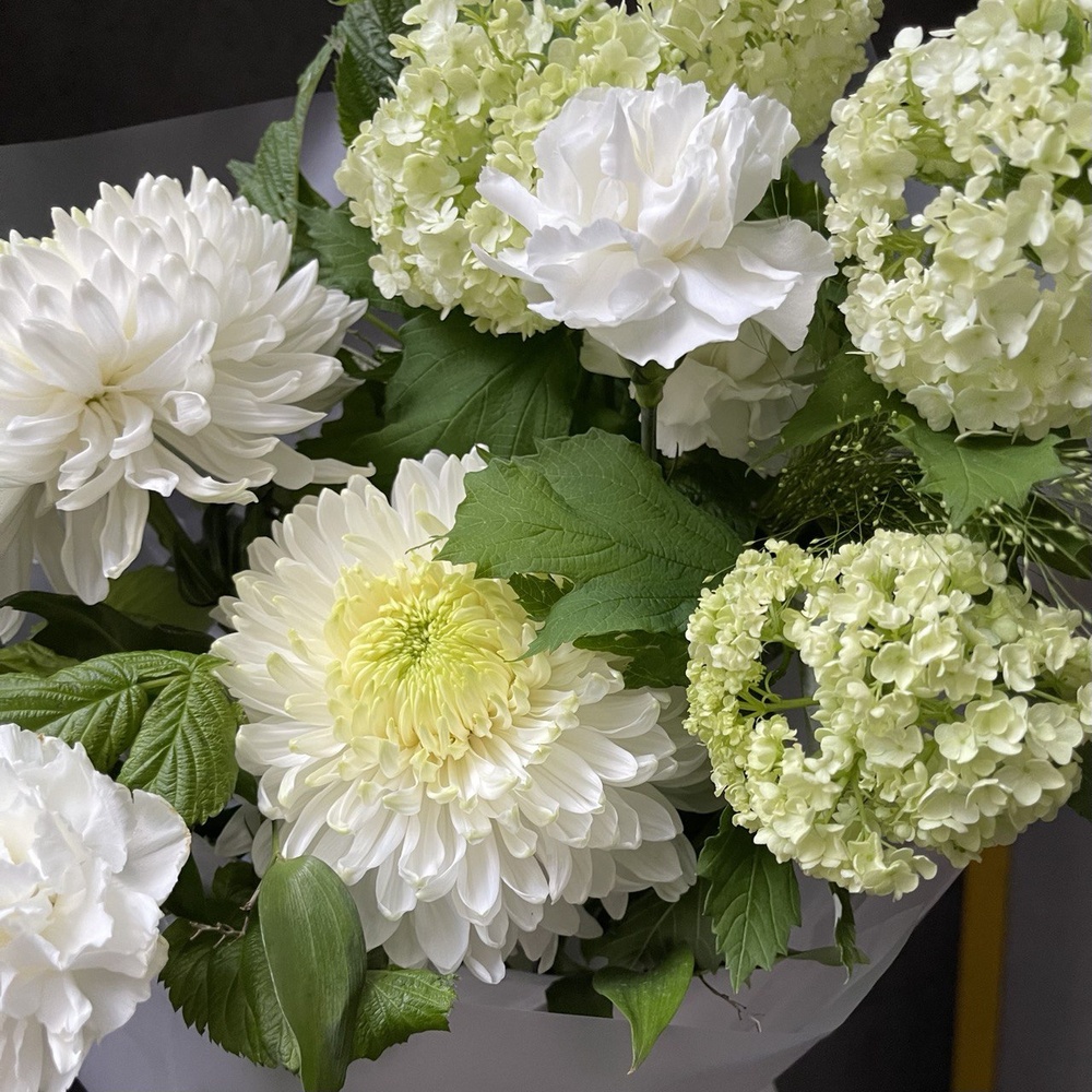 Лето в деревне: полевой букет с хризантемами