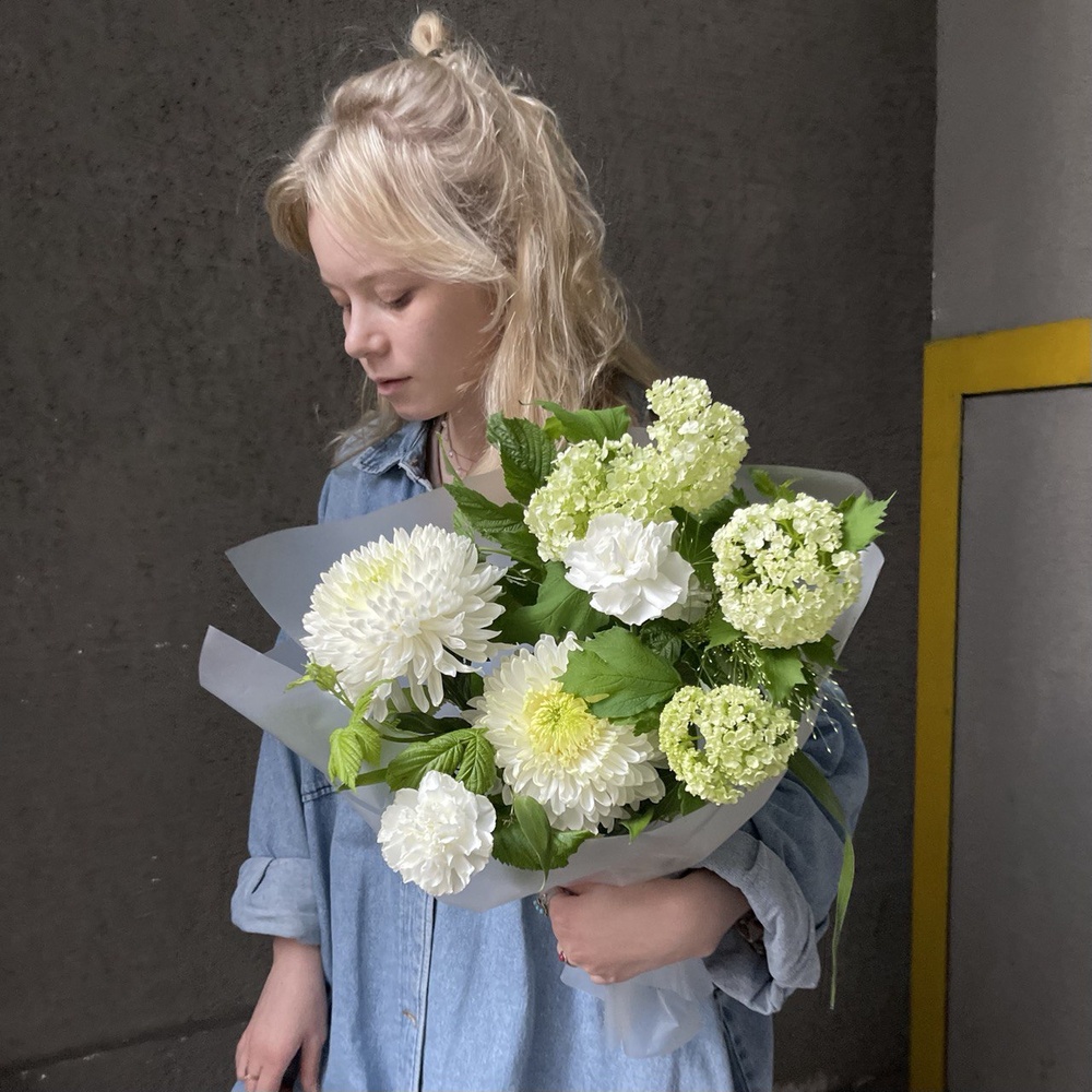 Лето в деревне: полевой букет с хризантемами