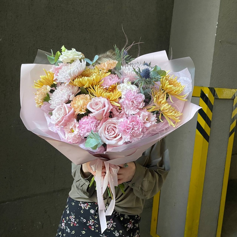 Румяный рассвет: букет из фактурных цветов с аквабоксом и коробкой-переноской