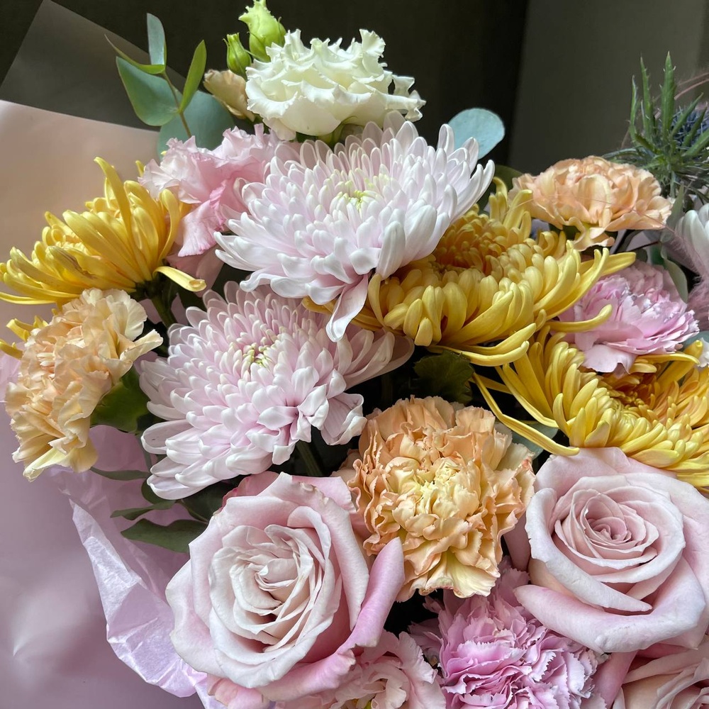 Румяный рассвет: букет из фактурных цветов с аквабоксом и коробкой-переноской