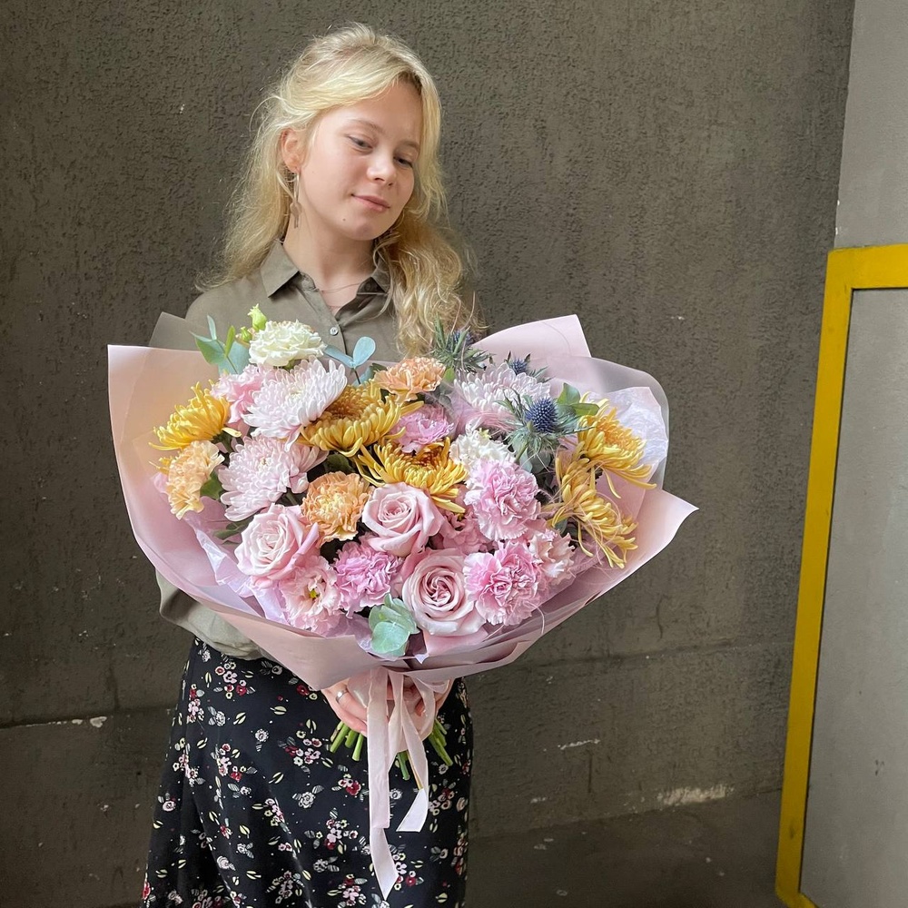Румяный рассвет: букет из фактурных цветов с аквабоксом и коробкой-переноской