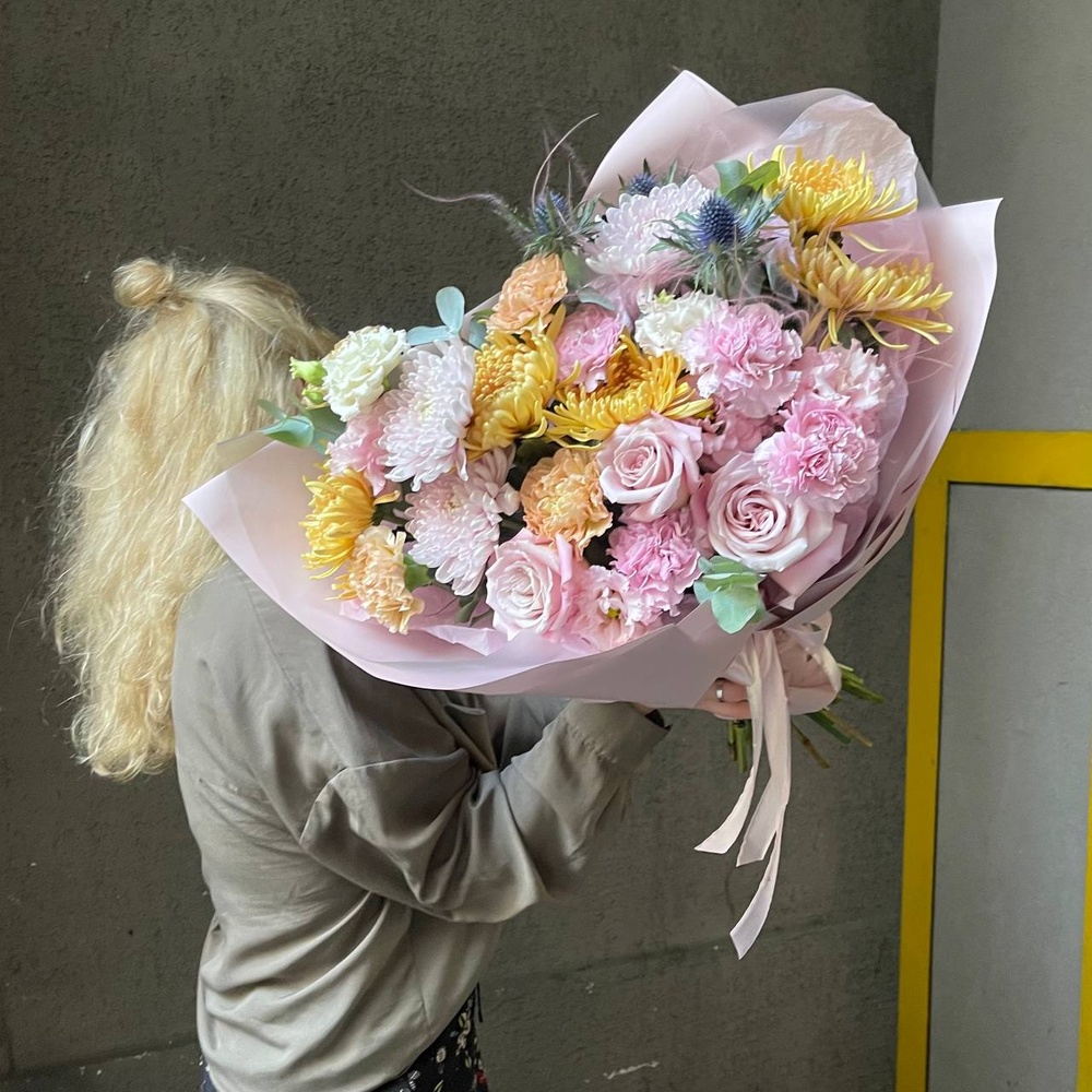 Румяный рассвет: букет из фактурных цветов с аквабоксом и коробкой-переноской