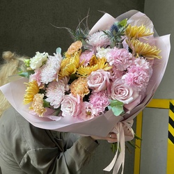 Румяный рассвет: букет из фактурных цветов с аквабоксом и коробкой-переноской Румяный рассвет: букет из фактурных цветов с аквабоксом и коробкой-переноской