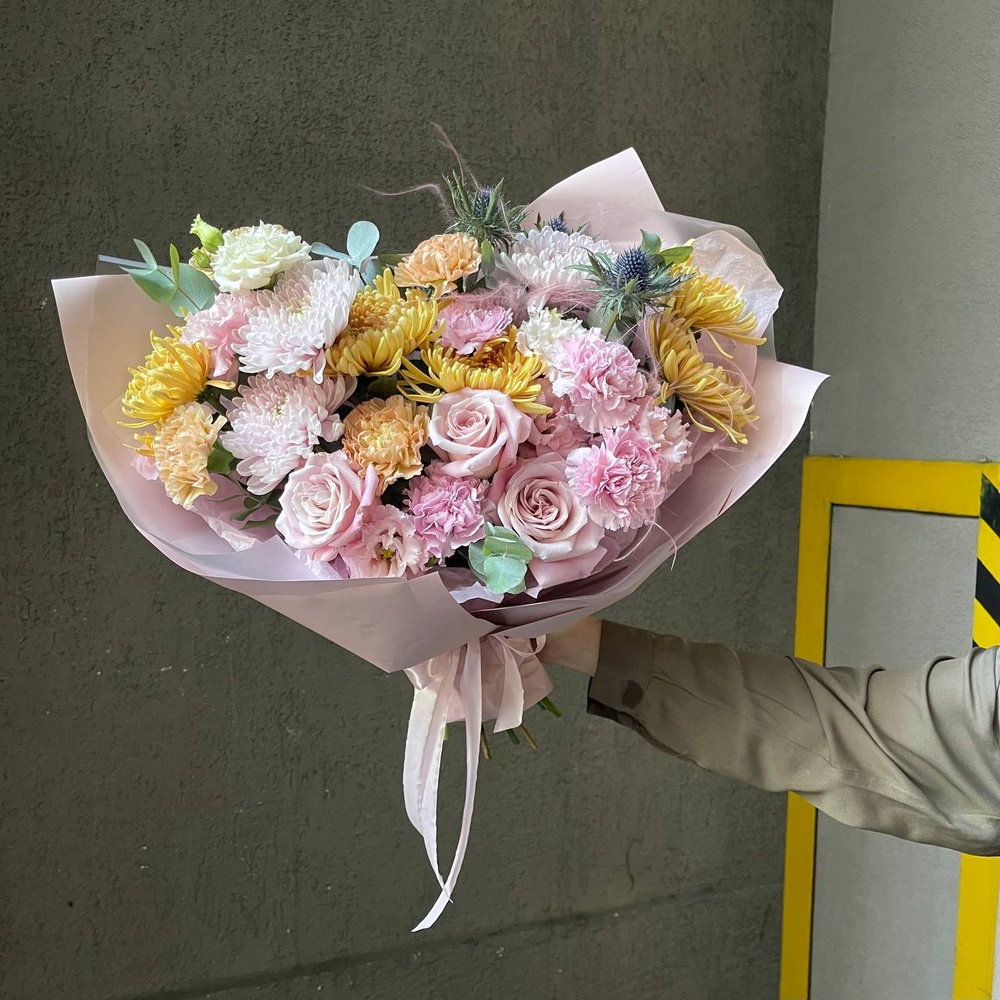 Румяный рассвет: букет из фактурных цветов с аквабоксом и коробкой-переноской