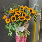 Солнечный поцелуй: полевой букет из ярких подсолнухов в Санкт-Петербурге - Фотография 1