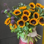 Солнечный поцелуй: полевой букет из ярких подсолнухов в Санкт-Петербурге - Фотография 3