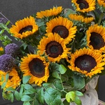 Солнечный поцелуй: полевой букет из ярких подсолнухов в Санкт-Петербурге - Фотография 2