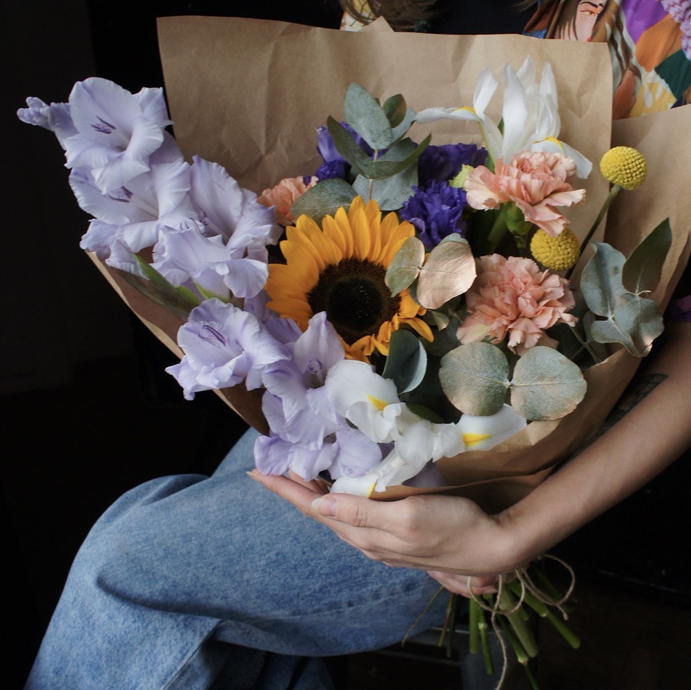Августа: солнечный букет с подсолнухом и ирисами в Санкт-Петербурге Августа: солнечный букет с подсолнухом и ирисами в Санкт-Петербурге