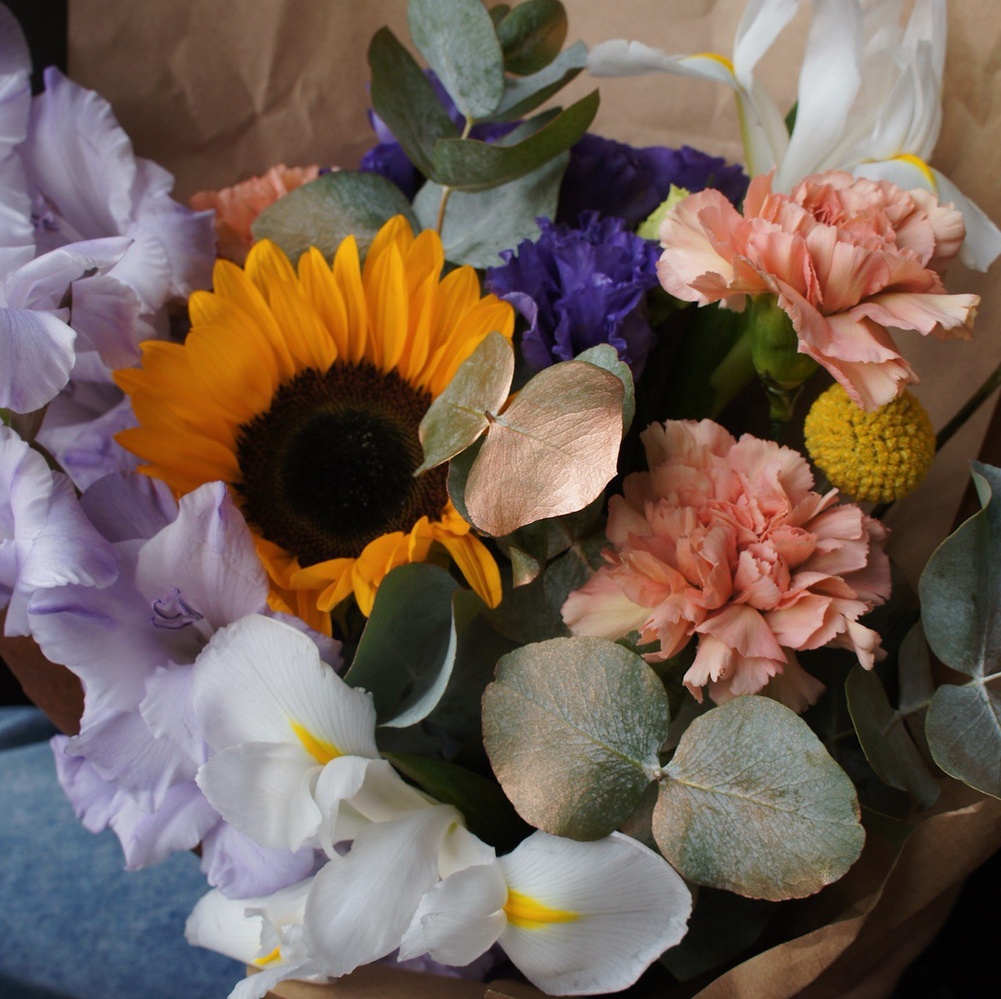 Августа: солнечный букет с подсолнухом и ирисами