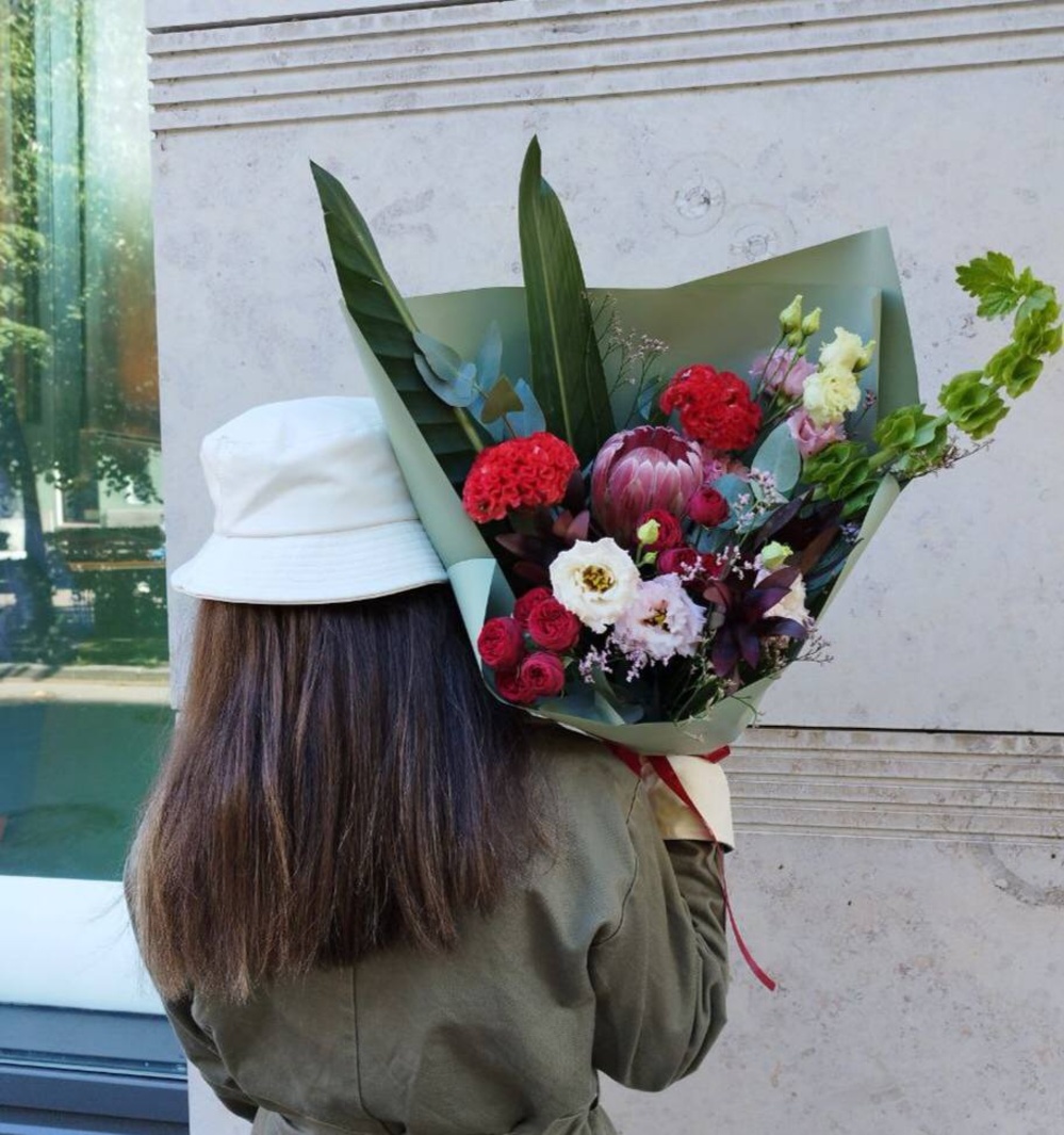 Букет для скорпиона: протея Бренда, лист стрелиции, целлозия + аквабокс и коробка-переноска