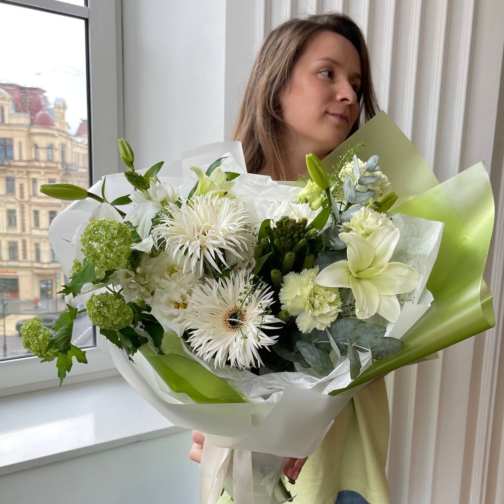 Гринвуд: белоснежные герберы, лилия и другие цветы