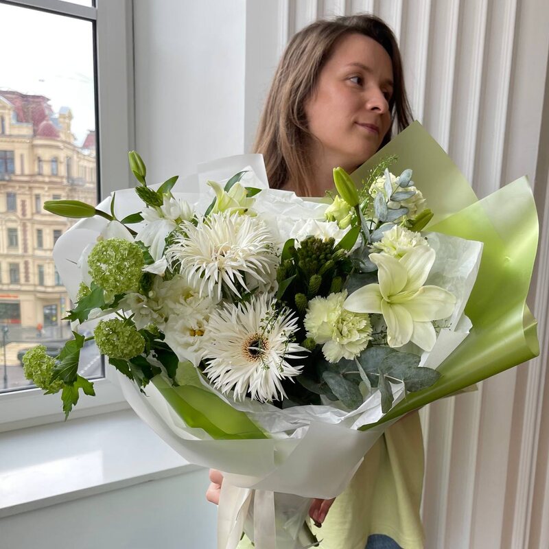 Гринвуд: белоснежные герберы, лилия и другие цветы