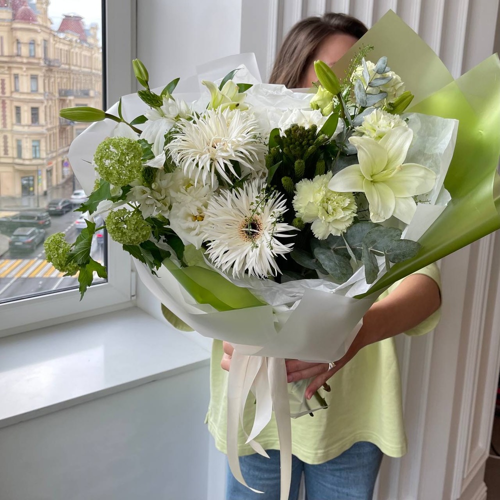 Гринвуд: белоснежные герберы, лилия и другие цветы