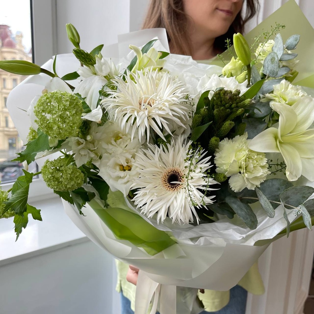 Гринвуд: белоснежные герберы, лилия и другие цветы