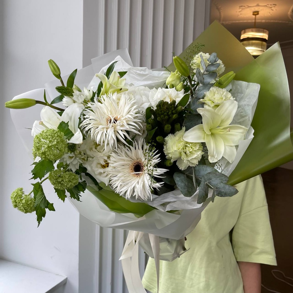 Гринвуд: белоснежные герберы, лилия и другие цветы