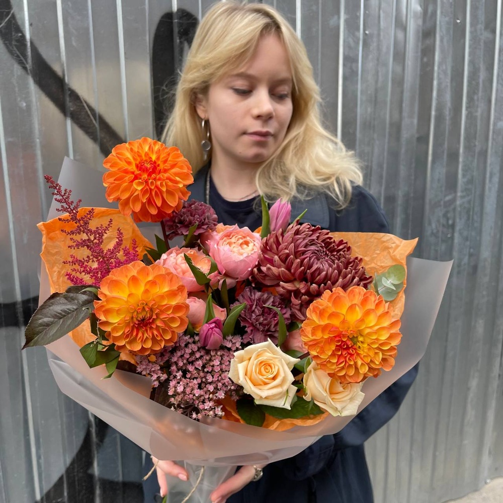 Осенний вальс: георгины, пионовидные розы и другие цветы