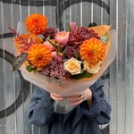 Осенний вальс: георгины, пионовидные розы и другие цветы в Санкт-Петербурге - Фотография 1