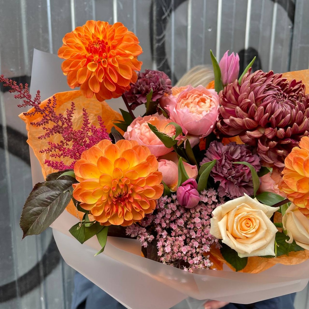 Осенний вальс: георгины, пионовидные розы и другие цветы