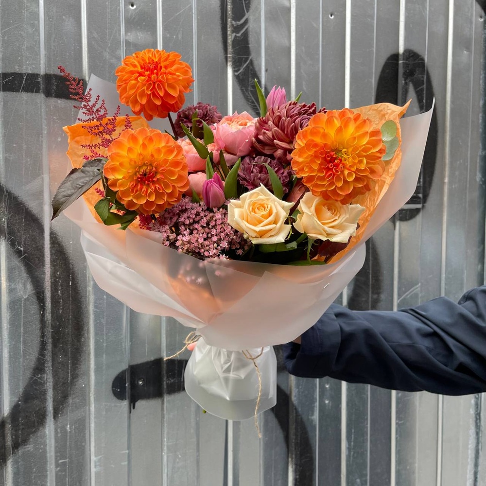 Осенний вальс: георгины, пионовидные розы и другие цветы