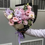 Тающий день: нежный букет с сезонными цветами в Санкт-Петербурге - Фотография 1